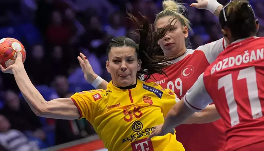 环球足球奖年度最佳教练候选：恩里克、斯洛特、弗里克在列